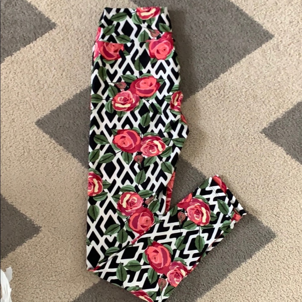Lularoe trellis rose leggings